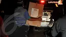 Dengan sangat hati-hati petugas membawa logistik pemilu dengan menggunakan sepeda motor Jakarta, Selasa (8/4/2014) (Liputan6.com/JohanTallo).