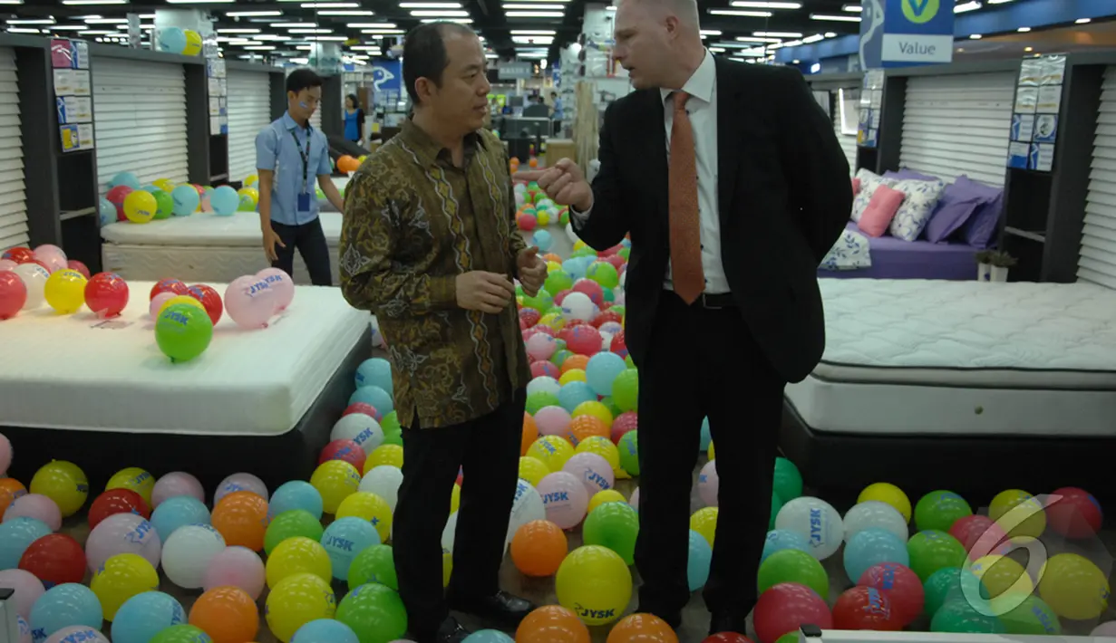 CEO David Arifin dan Franchise Director Frederick Kroun berbincang usai peresmian Gerai JYSK di Pluit Village, Jakarta, Selasa (11/11/2014)(Liputan6.com/Miftahul Hayat)