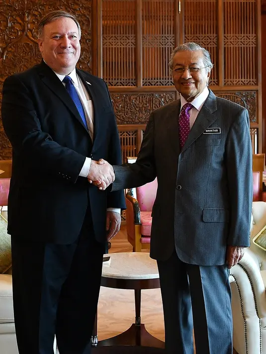 Menteri Luar Negeri AS, Mike Pompeo bertemu dengan PM Malaysia,  Mahathir Mohamad di Putrajaya, Kuala Lumpur, Jumat (3/8). Pompeo menjadi pejabat senior pertama AS yang mengunjungi Mahathir usai terpilih sebagai Perdana Menteri. (AFP/MANAN VATSYAYANA)