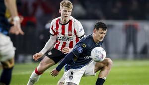 Striker Heracles Almelo Jizz Hornkamp (kanan) melakukan penalti unik saat bertemu PSV Eindhoven di Eredivisie. (AFP/Maurice van Steen)