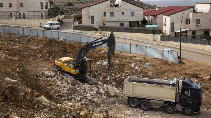 Alat berat bekerja di situs konstruksi di pemukiman Yahudi di Tepi Barat