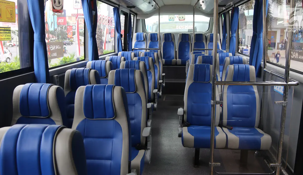 Bagian dalam bus TransJabodetabek Premium di Mega City, Bekasi Barat, Senin  (12/3). Bus premium tersebut menggunakan tempat duduk dari busa yang lebar dengan konfigurasi menghadap depan untuk kenyamanan. (Liputan6.com/Arya Manggala)