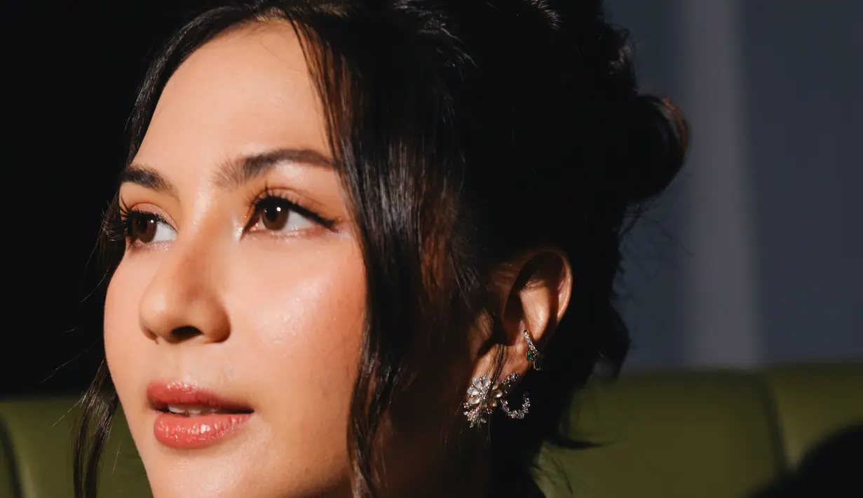 Jessica Mila menjajal anting dan ear cuff berlian yang nampak cantik di telinga ibu satu anak ini [dok. Didiet Maulana]