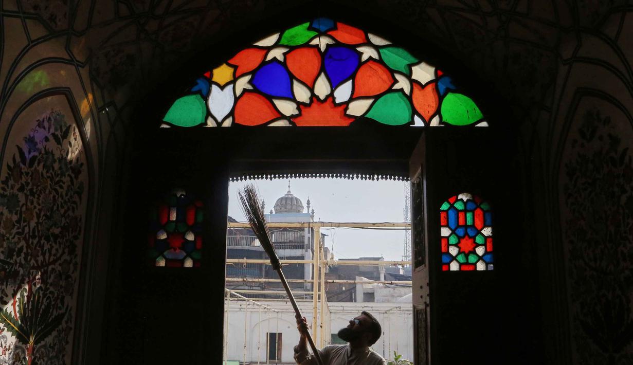 Seorang pekerja membersihkan area masjid bersejarah Mahabat Khan sebagai persiapan menyambut bulan puasa Ramadan, di Peshawar, Pakistan, Senin 16 Februari 2026. Umat muslim di Peshawar, Pakistan, bersiap menyambut datangnya bulan suci Ramadan 1447 Hijriah. (AP Photo/Muhammad Sajjad)