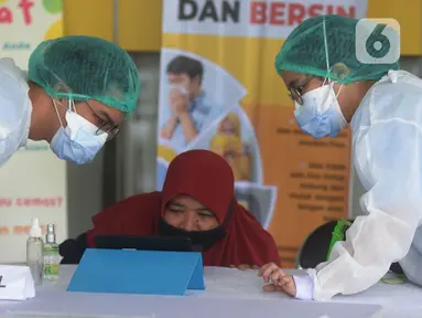 Perawat medis menyiapkan fasilitas kunjungan para keluarga pasien yang mendapat perawatan di RSCM, Jakarta, Selasa (26/5/2020). RSCM Jakarta Pusat menyiapkan fasilitas kunjungan virtual bagi para keluarga untuk berkomunikasi langsung dengan pasien positif COVID-19. (merdeka.com/Imam Buhori)