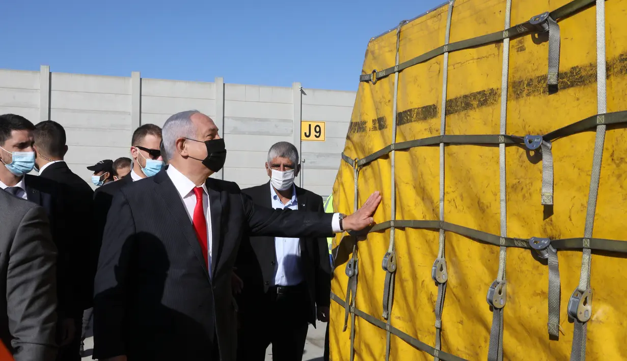PM Israel Benjamin Netanyahu menghadiri upacara untuk menandai kedatangan pesawat yang membawa gelombang pertama vaksin COVID-19 Pfizer di Bandara Internasional Ben Gurion, Tel Aviv, Israel, 9 Desember 2020. Israel memesan sekitar 8 juta vaksin Pfizer. (Xinhua/JINI/Marc Israel Sellem)