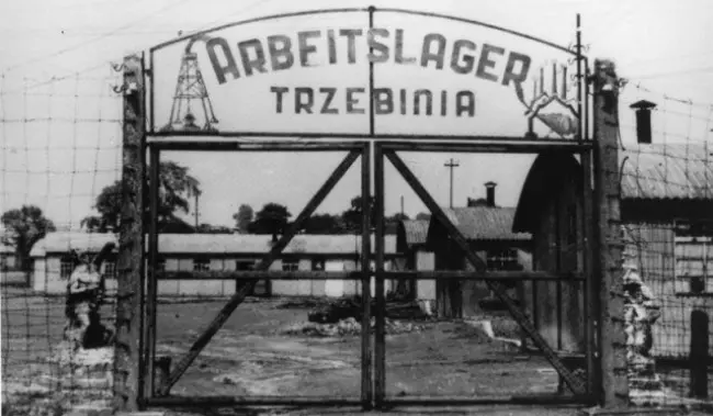 Ada kira-kira 50 sub-kamp di Auschwitz. Kalau kita cukup teliti, kita bisa menemukan cerita-cerita yang belum pernah kita dengar sebelumnya tentang Auschwitz. (Sumber Wikipedia)