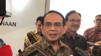 Kepala Eksekutif Pengawas Lembaga Pembiayaan, Perusahaan Modal Ventura, Lembaga Keuangan Mikro dan Lembaga Jasa Keuangan Lainnya (PVML) OJK Agusman, dalam konferensi pers di Hotel Four Season, Jakarta Selatan, Jumat (10/11/2023). (Tira/Liputan6.com)