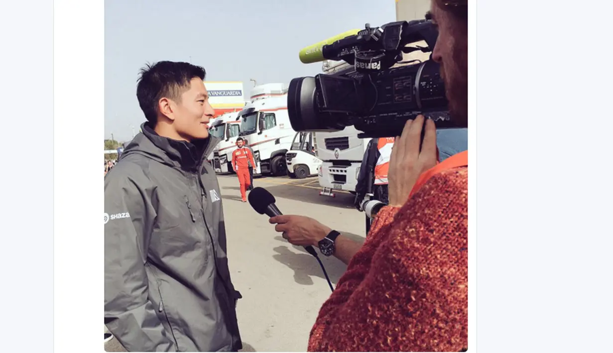 Rio Haryanto saat diwawancara media asing di paddock Manor Racing saat tes pramusim F1 2016 di Sirkuit Catalunya, Barcelona, Spanyol, (23/2/2016). (Bola.com/Twitter)