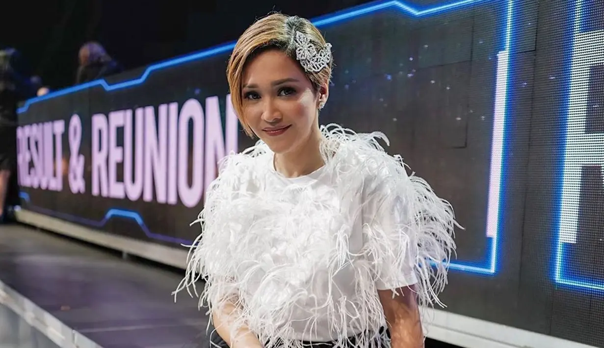 Penampilan Maia satu ini pun sempat mencuri perhatian netizen. Pasalnya, istri dari Irwan Mussry ini terlihat sangat elegan lengkap dengan aksesoris rambutnya. (Liputan6.com/IG/@maiaestiantyreal)