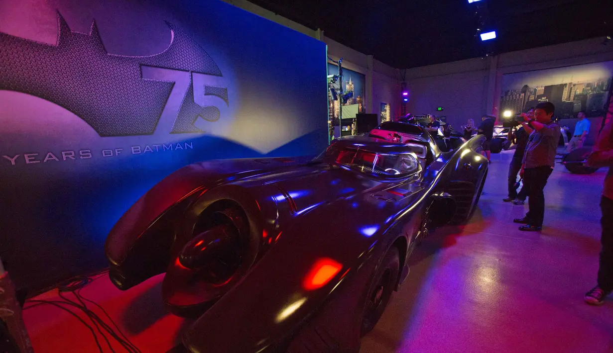 Batmobile yang digunakan dalam "Batman" dan "Batman Returns" ikut dipamerkan di Warner Bros VIP Studio Tour "The Batman Exhibit" di Burbank, California (26/6/2014) (REUTERS/Mario Anzuoni)