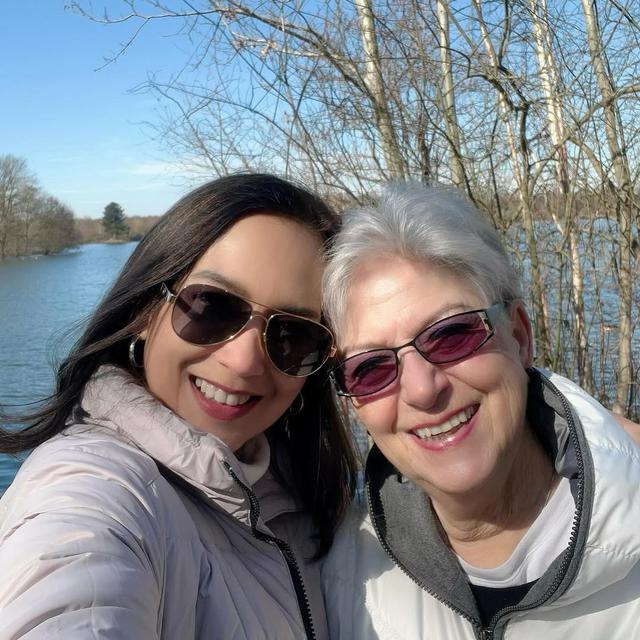 6 Potret Perpisahan Ira Wibowo dan Ibunda di Jerman, Momen Liburan Telah Usai