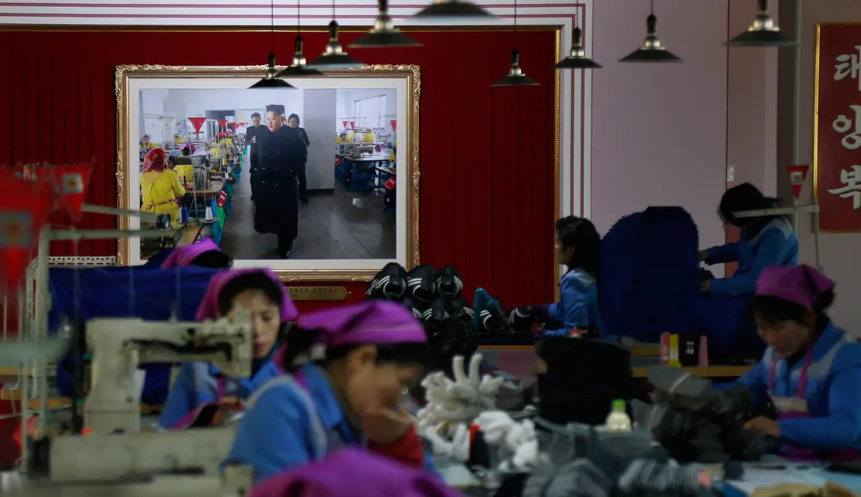 Foto pemimpin Korea Utara Kim Jong Un yang diambil selama kunjungannya di Pabrik Sepatu Ryuwon terlihat di dinding sebuah ruangan di fasilitas pembuatan sepatu olahraga di Pyongyang, Korea Utara (1/2). (AP Photo/Dita Alangkara)