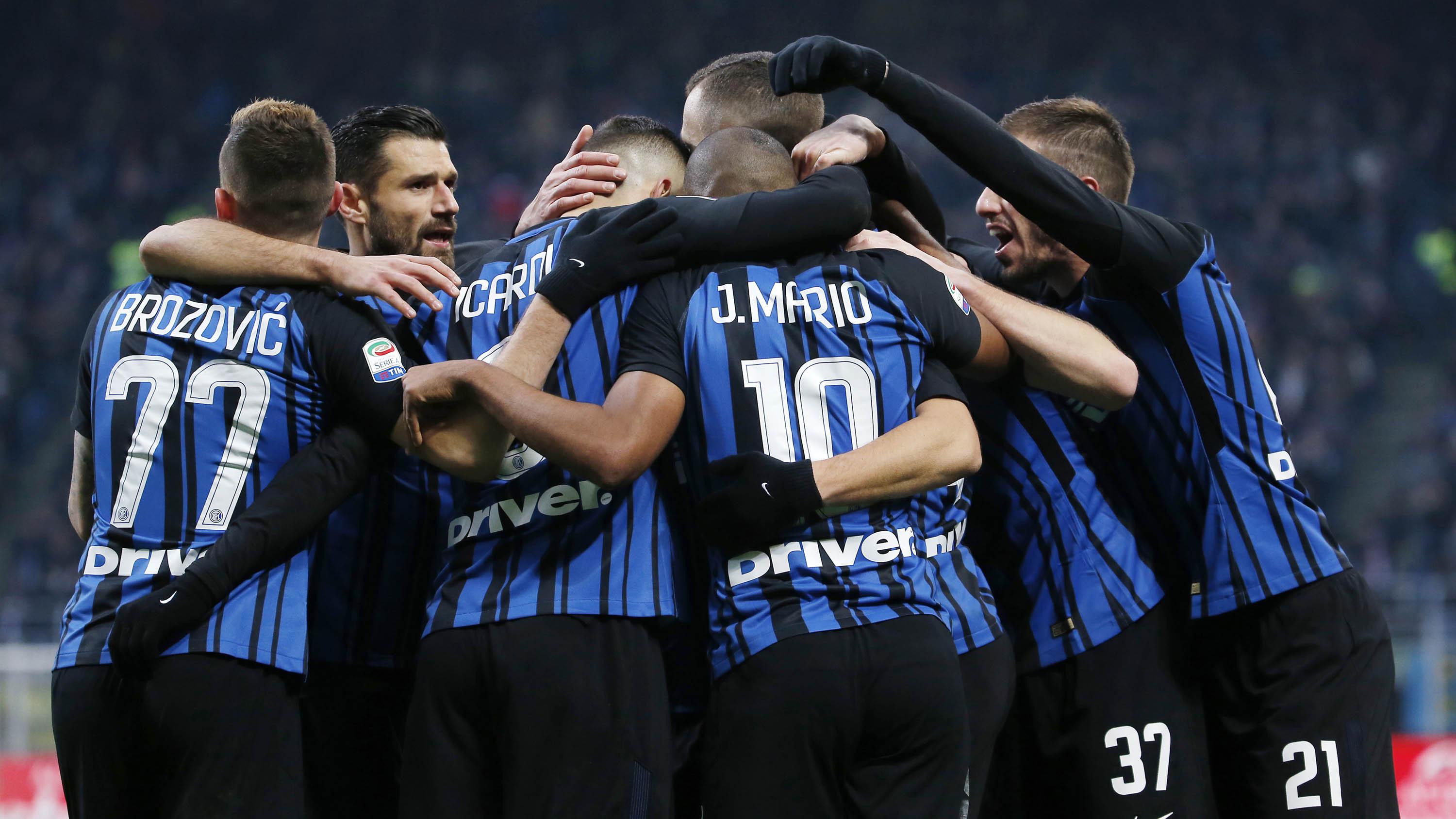 	Para pemain Inter Milan merayakan gol yang dicetak Ivan Perisic ke gawang Chievo pada laga Serie A Italia di Stadion San Siro, Milan, Minggu (3/11/2017). Inter menang 5-0 atas Chievo. (AP/Antonio Calanni)