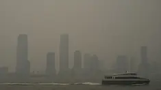 Bangunan di Jersey City, New Jersey, sebagian tertutup asap dari kebakaran hutan Kanada saat kapal feri melintasi Sungai Hudson, terlihat dari wilayah Manhattan di New York, Amerika Serikat, Selasa (6/6/2023). (AP Photo/Patrick Sison)