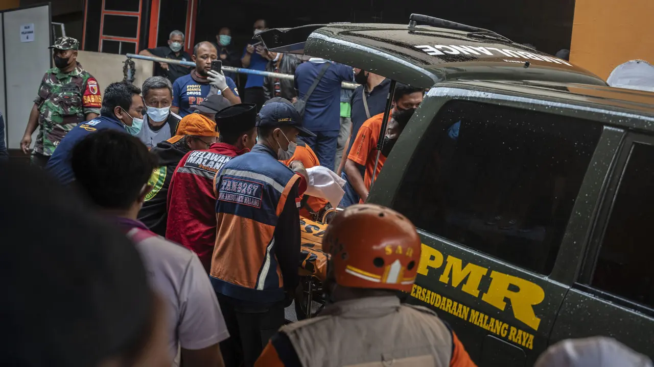 Foto: Keluarga Korban Tragedi Kanjuruhan Padati Salah Satu Rumah Sakit di Malang