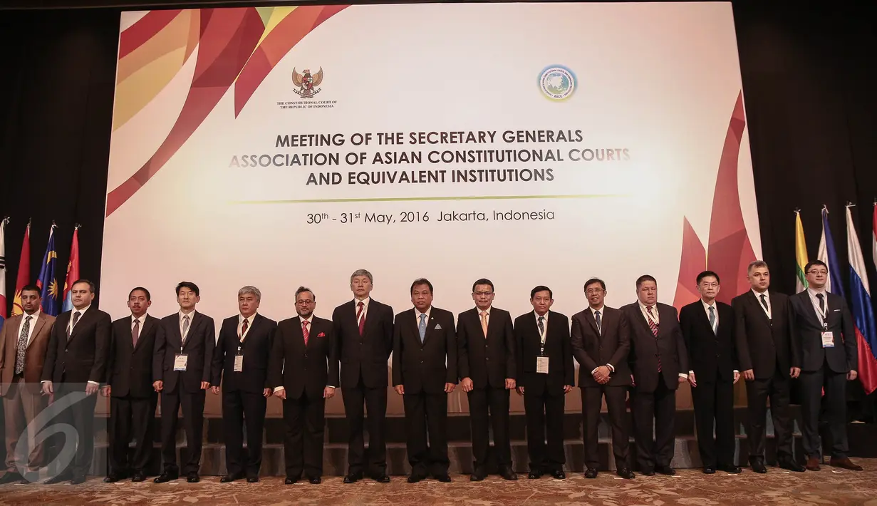 Presiden Association of Asian Constitutional Courts And Equivalent Institutions (AACC) atau perkumpulan Mahkamah Konstitusi se-Asia, Arief Hidayat berfoto bersama para delegasi dari 13 negara se-Asia, di Jakarta, Senin (30/5). (Liputan6.com/Faizal Fanani)
