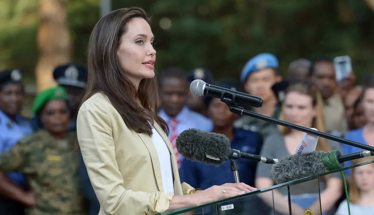 Angelina Jolie memberikan sebuah pernyataan di depan penampungan korban kekerasan seksual dan gender di Nairobi, Kenya, (20/6). Kunjungan Angelina Jolie ini guna merayakan Hari Pengungsi Dunia. (AFP Photo/Simon Maina)