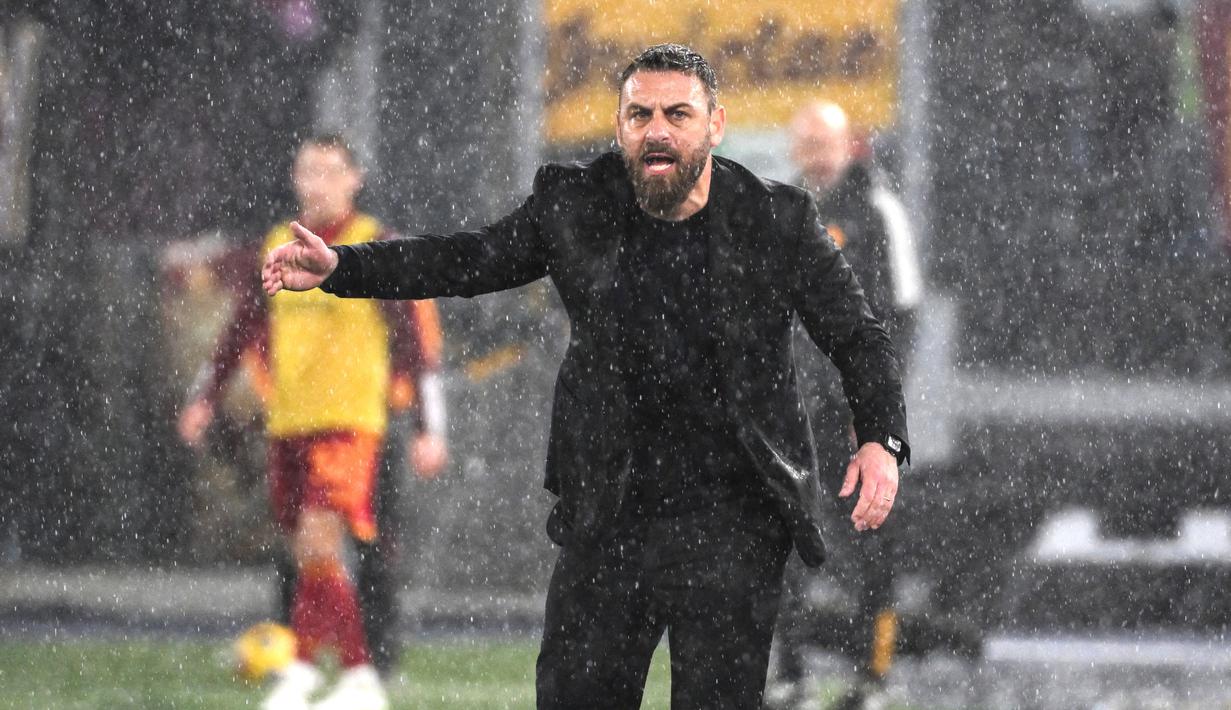 Pelatih AS Roma, Daniele De Rossi, memberikan arahan kepada anak asuhnya saat melawan Inter Milan pada pekan ke-24 Serie A 2023/2024 di Stadio Olimpico, Minggu (11/2/2024). (AFP/Alberto Pizzoli)