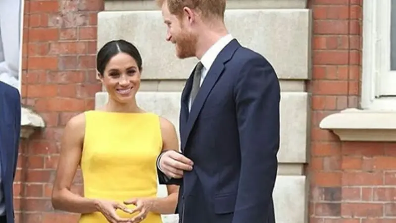 Pesona Meghan Markle dengan Gaun Kuning Menyala