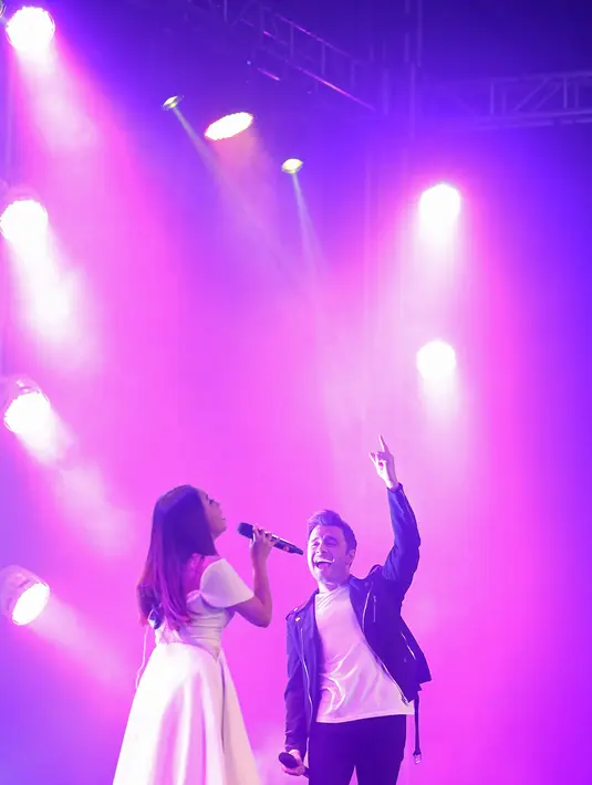 Shane Filan sangat bahagia dapat berkunjung lagi ke Indonesia dan mendapat sambutan ramai dari para penggemarnya. Terlebih ketika ia tampil duet bersama penyanyi asal Indonesia, Gloria Jessica. (Bambang E. Ros/Bintang.com)