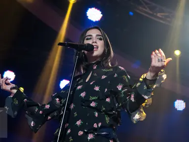 Penyanyi asal Inggris Dua Lipa saat menjadi bintang tamu acara SCTV Music Awards 2017 di Studio 6 EMTEK, Jakarta, Selasa (16/5). Dua Lipa adalah penyanyi, penulis lagu dan model berkebangsaan Inggris keturunan Albania. (Liputan6.com/Gempur M Surya)