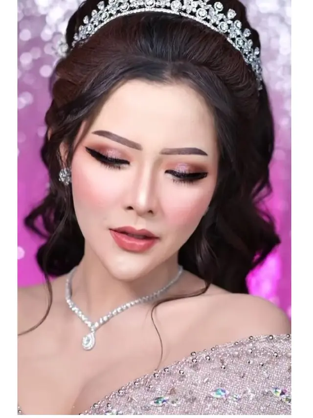 6 Potret Detail Penampilan Bella Bonita Istri Denny Caknan saat Resepsi, Jadi Sorotan