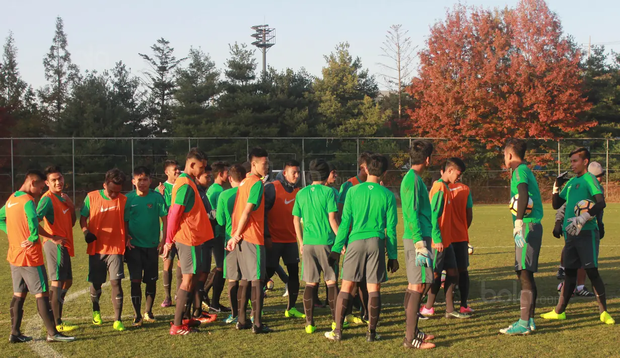 Para pemain Timnas Indonesia U-19 berdiskusi usai latihan di Paju National Football Centre, Gyeonggi, Minggu (29/10/2017). Persiapan dilakukan Timnas U-19 jelang laga Kualifikasi Piala Asia 2018. (Bola.com/Media PSSI)