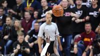 Pemain Cavaliers, Kyrie Irving berusaha menembak bola dari penjagaan pemain Warriors, Patrick McCaw pada gim keempat Final NBA 2017 di Quicken Loans Arena, Ohio (9/6). Cavaliers menghajar Golden State Warriors 137-116. (Jason Miller/Getty Images/AFP)