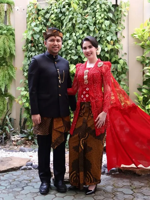 Arumi Bachsin cantik kenakan kebaya. [@arumibachsin_94]