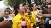 Titiek Soeharto ikut iringan Prabowo Subianto dan Sandiaga Uno ke KPU (Liputan6.com/Lizsa Egeham)