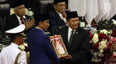 Presiden Joko Widodo menyerahkan RUU tentang APBN TA 2020 beserta Nota Keuangan dan pendukungnya kepada Ketua DPR Bambang Soesatyo dalam Sidang Paripurna di Gedung DPR, Jakarta, Jumat (16/8/2019). Nantinya DPR akan membahas RAPBN 2020 untuk selanjutnya disahkan menjadi UU. (Liputan6.com/JohanTallo)