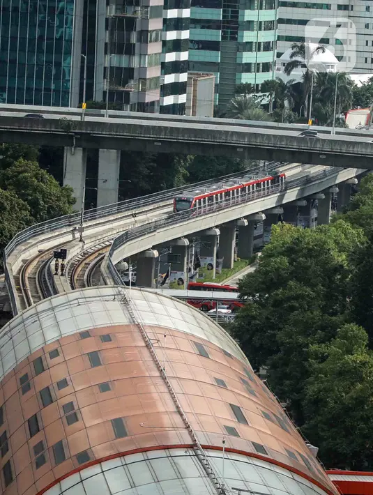 Jumlah perjalanan maupun ketepatan waktu pihak KAI menargetkan mampu mengoperasikan 240 perjalanan setiap harinya, dengan ketepatan waktu mencapai 99%. (Liputan6.com/Angga Yuniar)