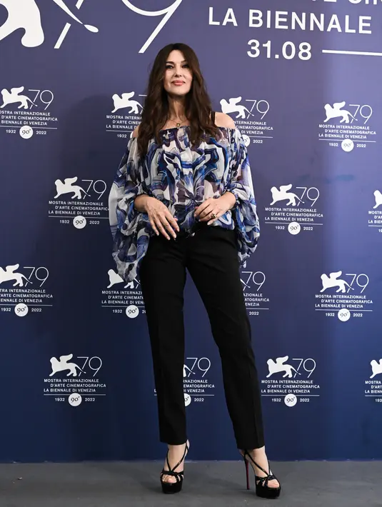 <p>Monica Bellucci berpose saat sesi pemotretan untuk film "Siccita" sebagai bagian dari Venice Film Festival 2022 ke-79 di Lido di Venesia, Italia (8/9/2022). Monica Bellucci tampil cantik dengan mengenakan liontin emas sederhana dan cincin yang serasi. (AFP/Tiziana Fabi)</p>