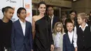Selain itu, dikatakan juga pertengkaran yang terjadi antara Jolie dan Pitt selama ini adalah soal Pitt yang ingin akanya bersekolah di sekolah swasta yang terstruktur agar kelak mereka menjadi pribadi yang baik. (AFP/Valerie Macon)