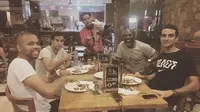 Jacksen F Tiago makan malam bersama pemain asing asal Brasil yang memperkuat Bhayangkara FC di Bali. (Bola.com/Dok. Pribadi)