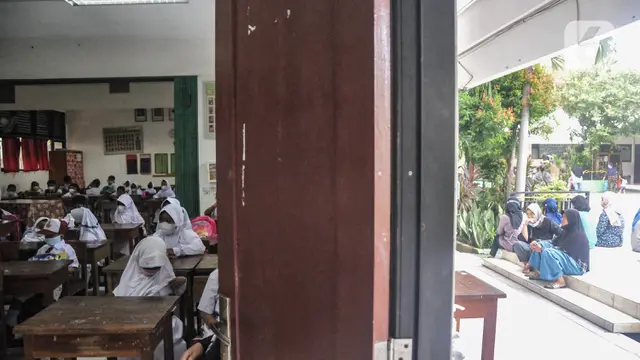 Antusiasme Murid Kelas 1 SD saat Hari Pertama Sekolah
