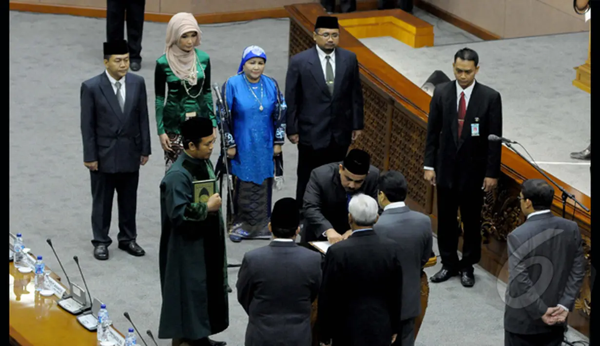 Ali Mahir dapil Jawa Tengah II berasal dari Partai Nasional Demokrat mewakili penandatanganan berita acara Pelantikan anggota Pengganti Antar Waktu, dalam Sidang Paripurna, Jakarta, Selasa (27/01/2015). (Liputan6.com/Andrian M Tunay) 