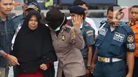 Keluarga korban jatuhnya pesawat Lion Air JT 610 dikawal petugas melihat barang-barang temuan di Pelabuhan JICT 2, Jakarta, Rabu (31/10). 189 orang menjadi korban jatuhnya pesawat Lion Air JT-610 pada Senin (29/10) lalu. (Liputan6.com/Helmi Fithriansyah)