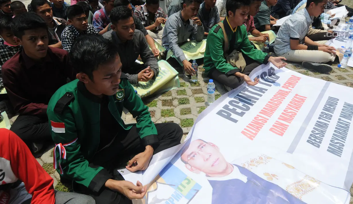 Puluhan Aliansi  Mahasiswa, Pemuda dan Masyarakat  yang mengatasnamakan pecinta Tuan Guru Bajang (TGB) atau Gubernur NTB TGH Zainul Majdi melakukan aksi damai membaca yasin di depan gedung KPK, Jakarta, Selasa (25/09).(merdeka.com/dwi narwoko)