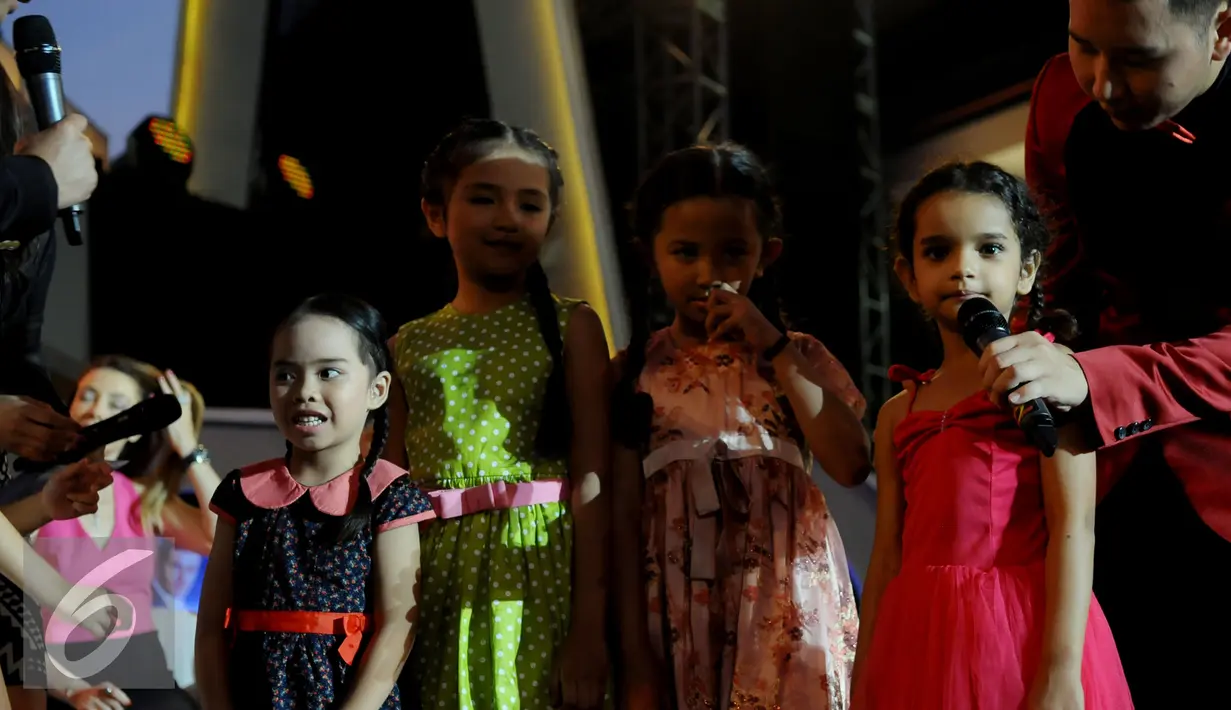 Para bocah penggemar Elif berkumpul di atas panggung saat Meet and Greet dengan pemain serial Elif yang diselenggarakan SCTV sebagai perayaan HUT ke-25 SCTV di Senayan, Jakarta, Senin (24/8/2015). (Liputan6.com/Faisal R Syam) 