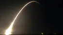 Roket SpaceX Falcon 9 yang membawa muatan dua penjelajah bulan dari Jepang dan Uni Emirat Arab diluncurkan dari Launch Complex 40 di Stasiun Angkatan Luar Angkasa Cape Canaveral, Cape Canaveral, Florida, Amerika Serikat, 11 Desember 2022. Misi ini adalah yang pertama untuk pesawat luar angkasa buatan Jepang. (AP Photo/John Raoux)