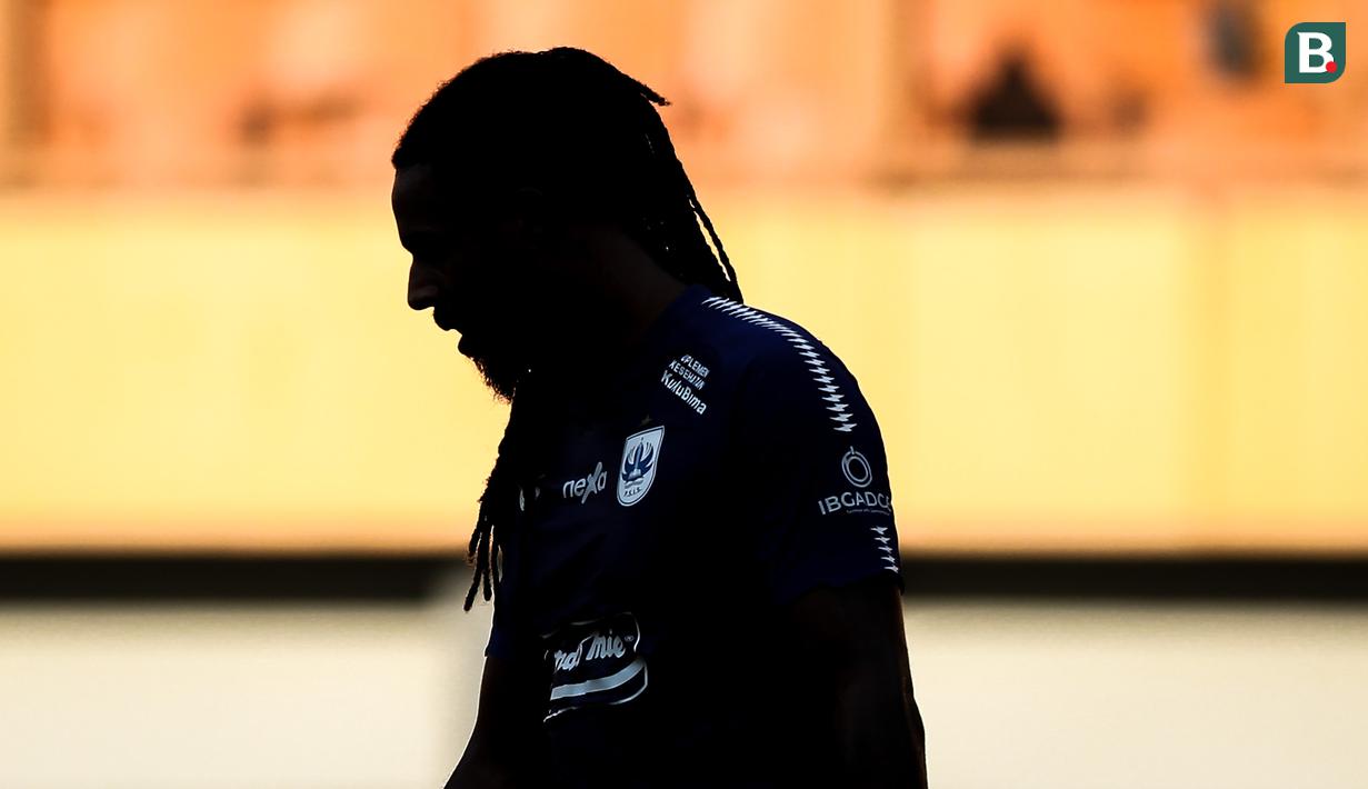 <p>Siluet pemain PSIS Semarang, Carlos Fortes saat laga lanjutan BRI Liga 1 2022/2023 antara Persija Jakarta melawan PSIS Semarang di Stadion Wibawa Mukti, Cikarang, Kamis (16/03/2023). (Bola.com/Bagaskara Lazuardi)</p>