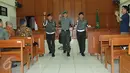 Terdakwa Brigjen Teddy Hernayadi (tengah) dikawal Provos meninggalkan ruang sidang di Pengadilan Militer Jakarta, Rabu (30/11). Brigjen Teddy menjalani vonis dalam kasus korupsi mencapai USD 12 juta di Kementerian Pertahanan. (Liputan6.com/Helmi Afandi)