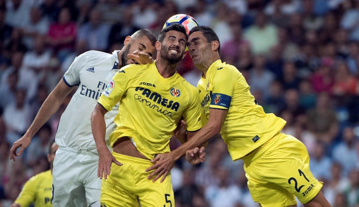 Duel antara pemain Villarreal dan Real Madrid pada laga La Liga 2016-2017 di Stadion Santiago Bernabeu, Kamis (22/9/2016) dini hari WIB. (AFP/Curto De La Torre)
