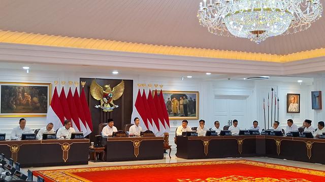 Presiden RI Prabowo Subianto memimpin sidang kabinet paripurna di Kantor Presiden, Jakarta bersama Kabinet Merah Putih, Senin (2/12/2024).
