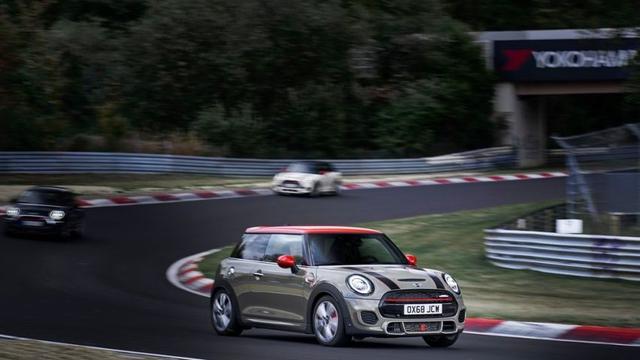 Mini Cooper Jcw 2019 Tetap Bertenaga Dan Semakin Ramah Lingkungan Otomotif Liputan6 Com