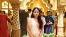 Memadukan warna emas dan merah, Radhika Merchant tampil bold dan penuh pesona di malam pernikahannya dengan Anant Ambani. [Foto: Instagram/rheakapoor]