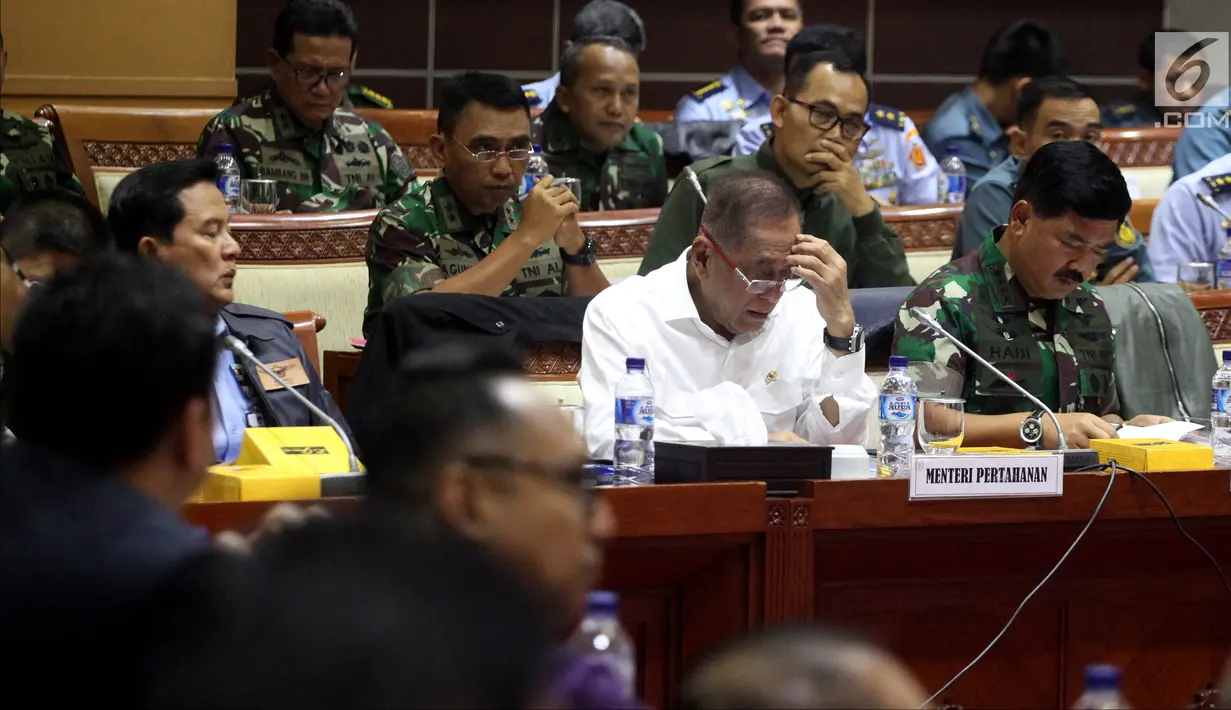 Menhan Ryamizard Ryacudu dan Panglima TNI Marsekal Hadi Tjahjanto saat rapat kerja dengan Komisi I DPR di Jakarta, Senin (29/1). (Liputan6.com/JohanTallo)