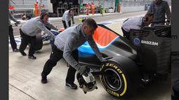 Pebalap Manor Racing asal Indonesia, Rio Haryanto, berada di depan rekan timnya, Pascal Wehrlein yang berada di posisi ke-20 dalam latihan bebas ketiga F1 GP Rusia di Sirkuit Sochi Autodrom, Rusia, Sabtu (30/4/2016). (Bola.com/Twitter/Manorracing)